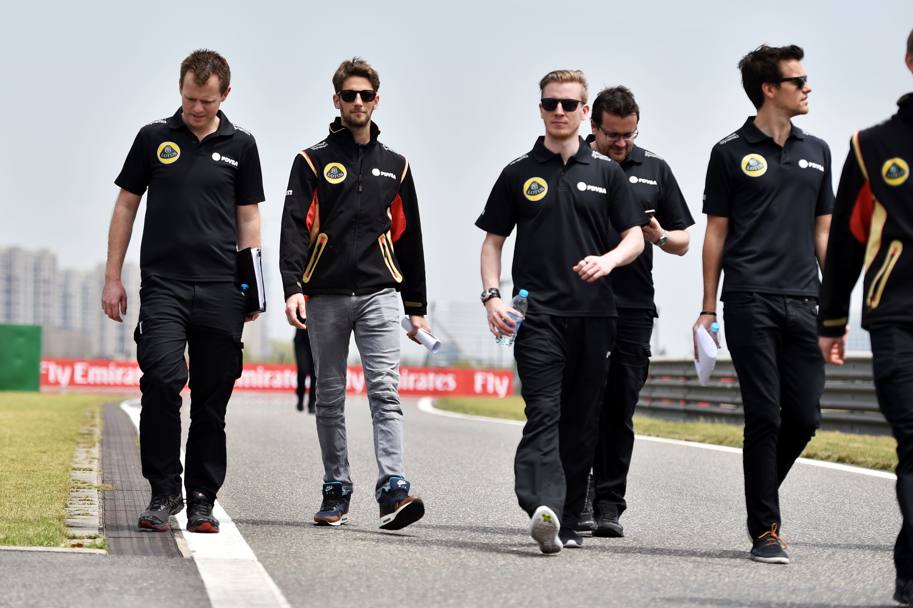Romain Grosjean con alcuni membri del team Lotus (Olycom)